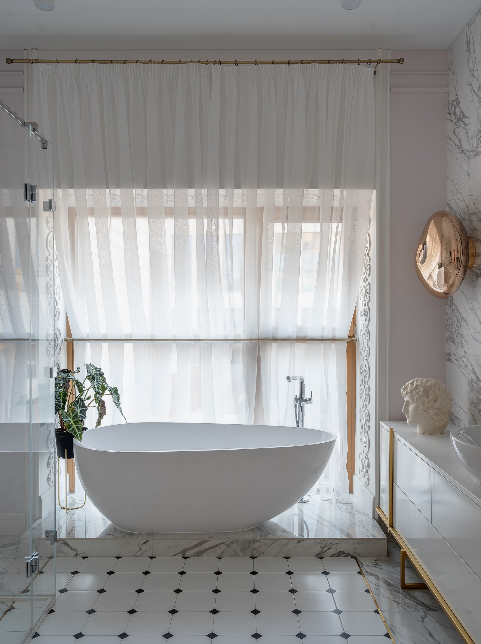 Ванная комната. Асимметричная ванна “Цвет и стиль” установлена в нише окна.