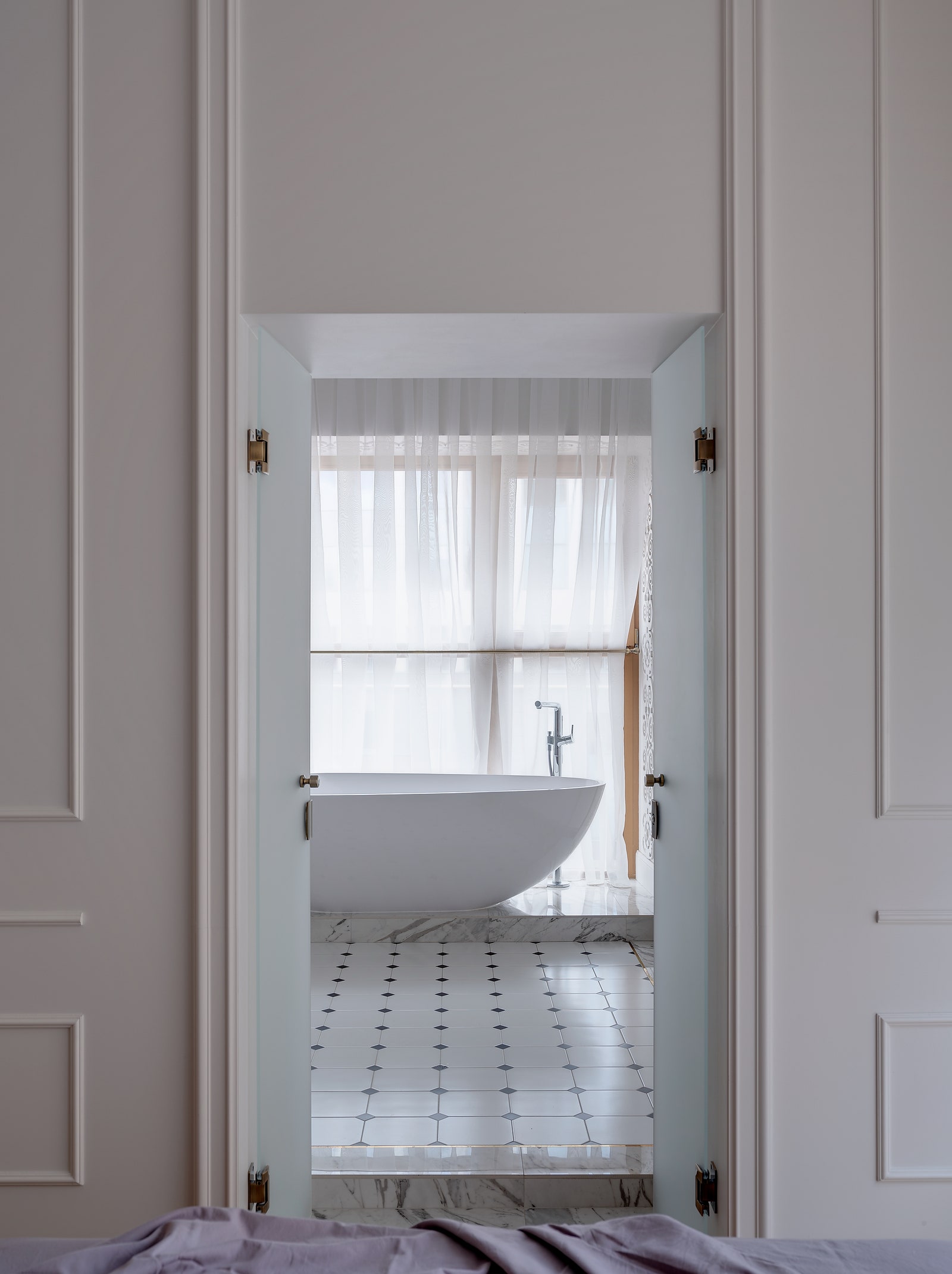 Спальня. Стеклянные распашные двери ведут в ванную комнату. Асимметричная ванна “Цвет и стиль” смеситель Hansgrohe.