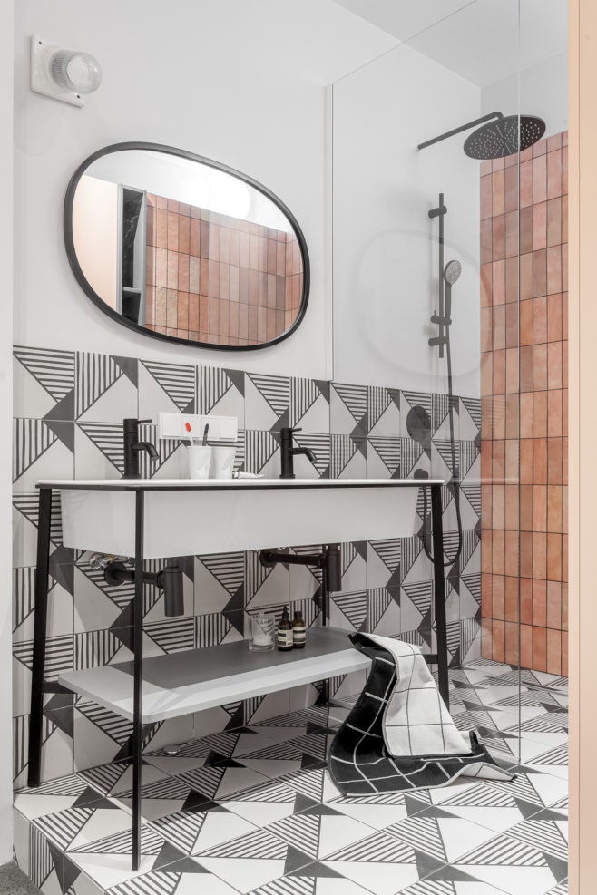 Фрагмент ванной комнаты. Подстолье с полкой и двумя раковинами Ceramica Cielo. Фото Полина Полудкина.