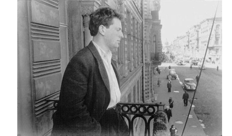 Иосиф Бродский на балконе своей комнаты. Фото pastvu.com фотограф Михаил Мильчик 1963.