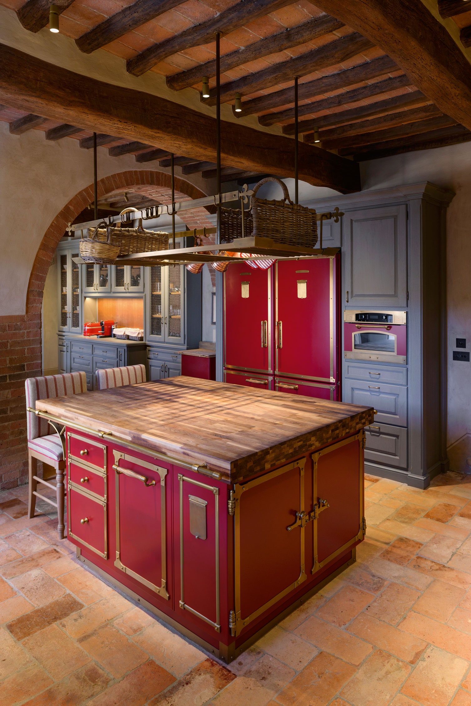 Кухня с фасадами оттенка Chianti Red и отделкой Burnished Brass Officine Gullo.