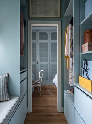 Гардеробная и шкаф в спальне по эскизам дизайнера сделаны в мастерской Greenchest подушки Manders.