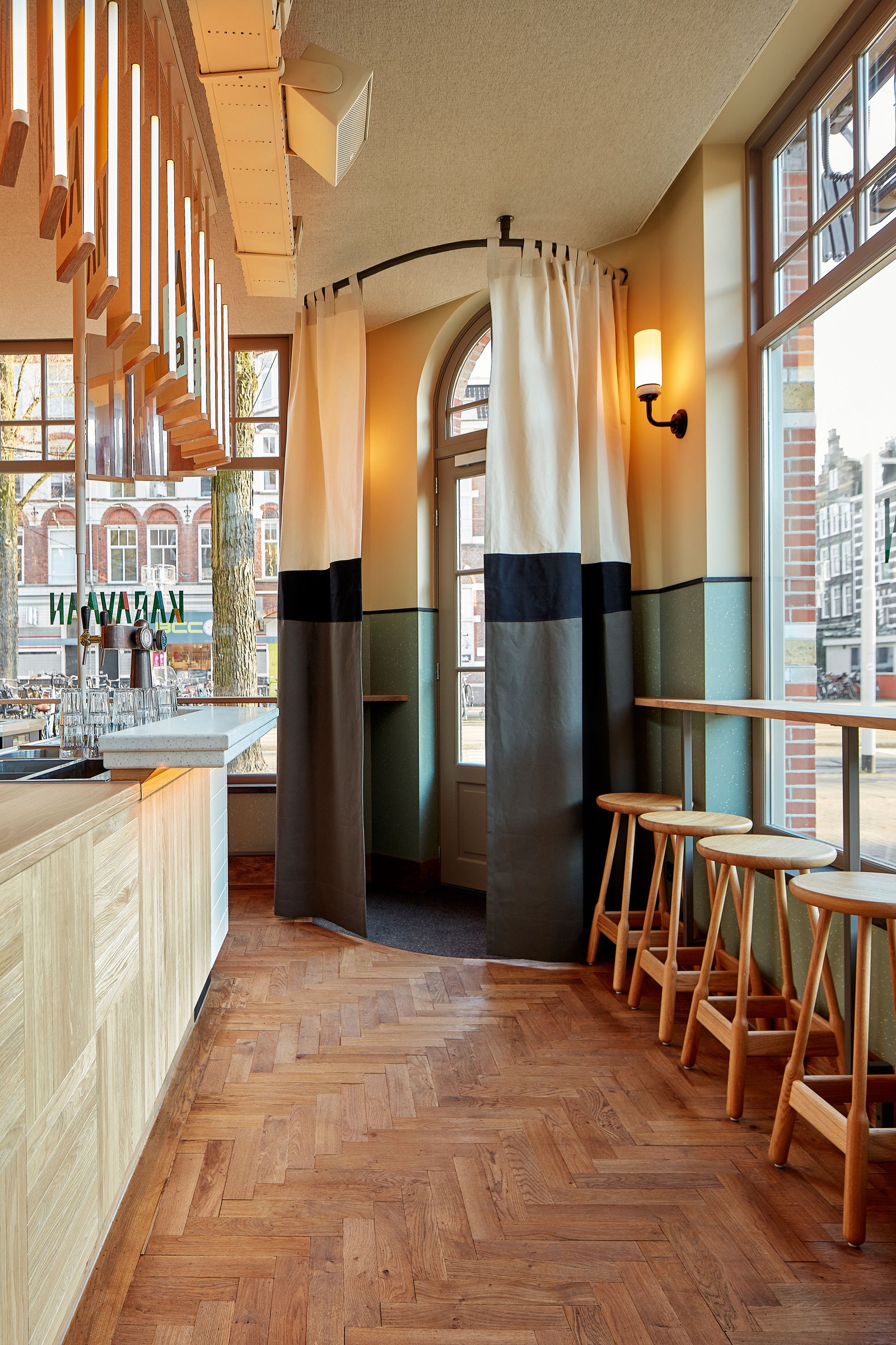 Кафе Karavaan от Studio Modijefsky в Амстердаме