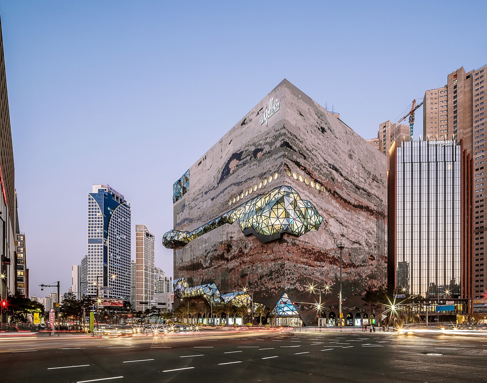 Архитектурное бюро OMA завершило строительство универмага Galleria в Южной Корее