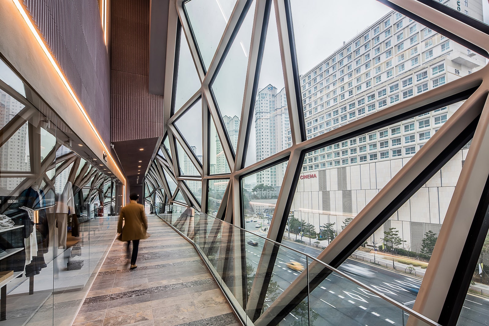 Архитектурное бюро OMA завершило строительство универмага Galleria в Южной Корее
