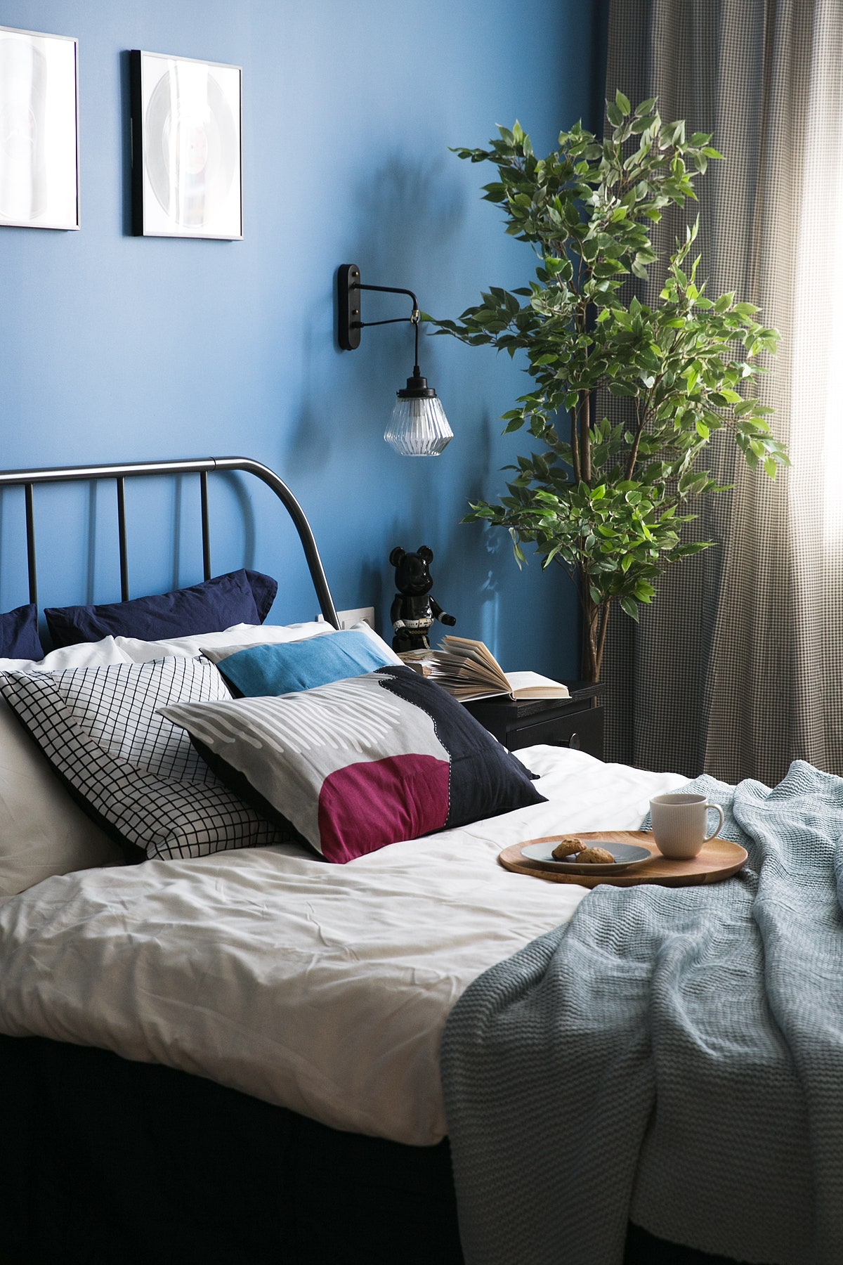 Спальня. Кровать текстиль шторы дерево все IKEA освещение Eurosvet краска Swiss Lake. Декор над изголовьем кровати —...