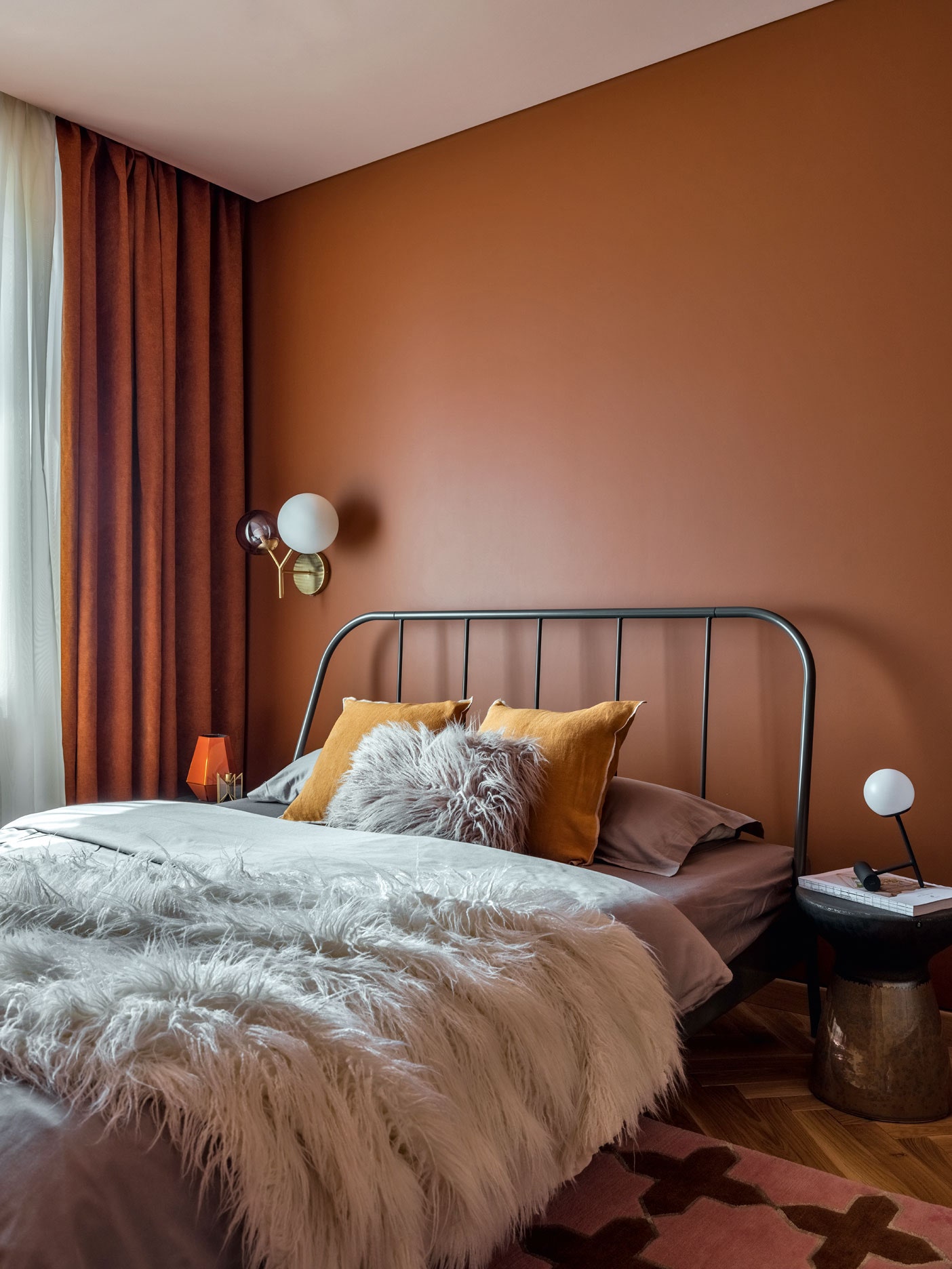 Спальня. Кровать IKEA меховая подушка и плед Barcelona Design текстиль и настольная лампа из магазина Designboom ковер...