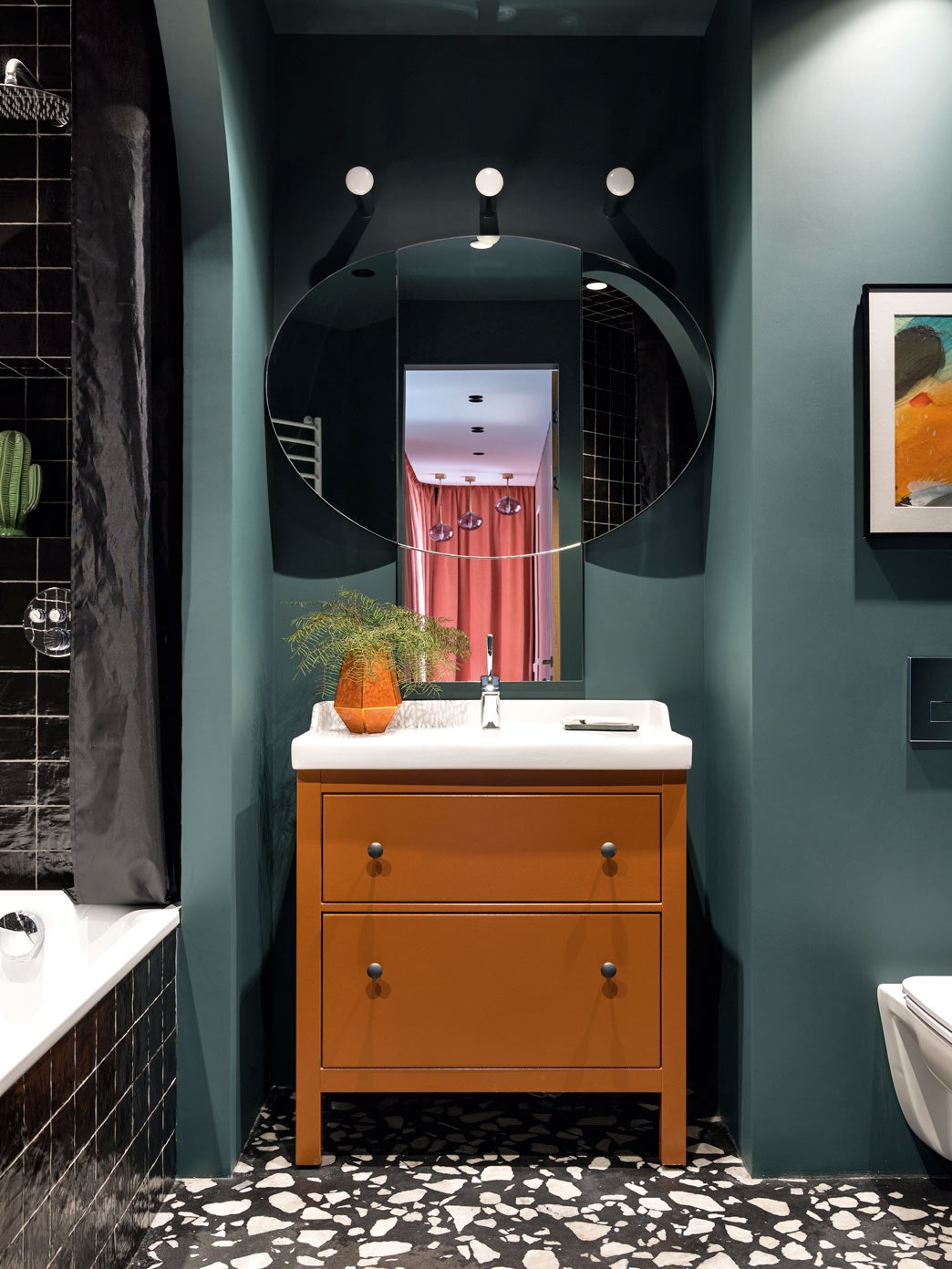 Ванная комната. Стены выкрашены влагоустойчивой краской слева в алькове расположена ванна справа картина Саши Ким из...