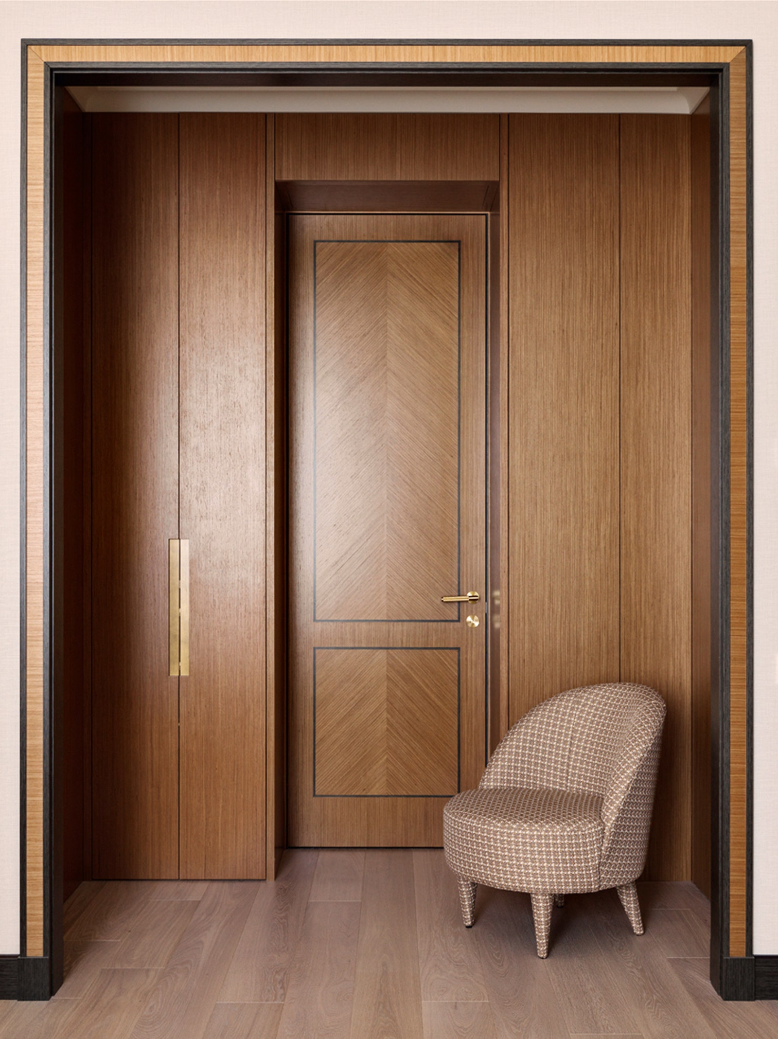 Гардеробная и вход в ванную. Шкафы и двери по эскизам Пидцан Gaisin and Co. кресло La Fibule в ткани Dedar.