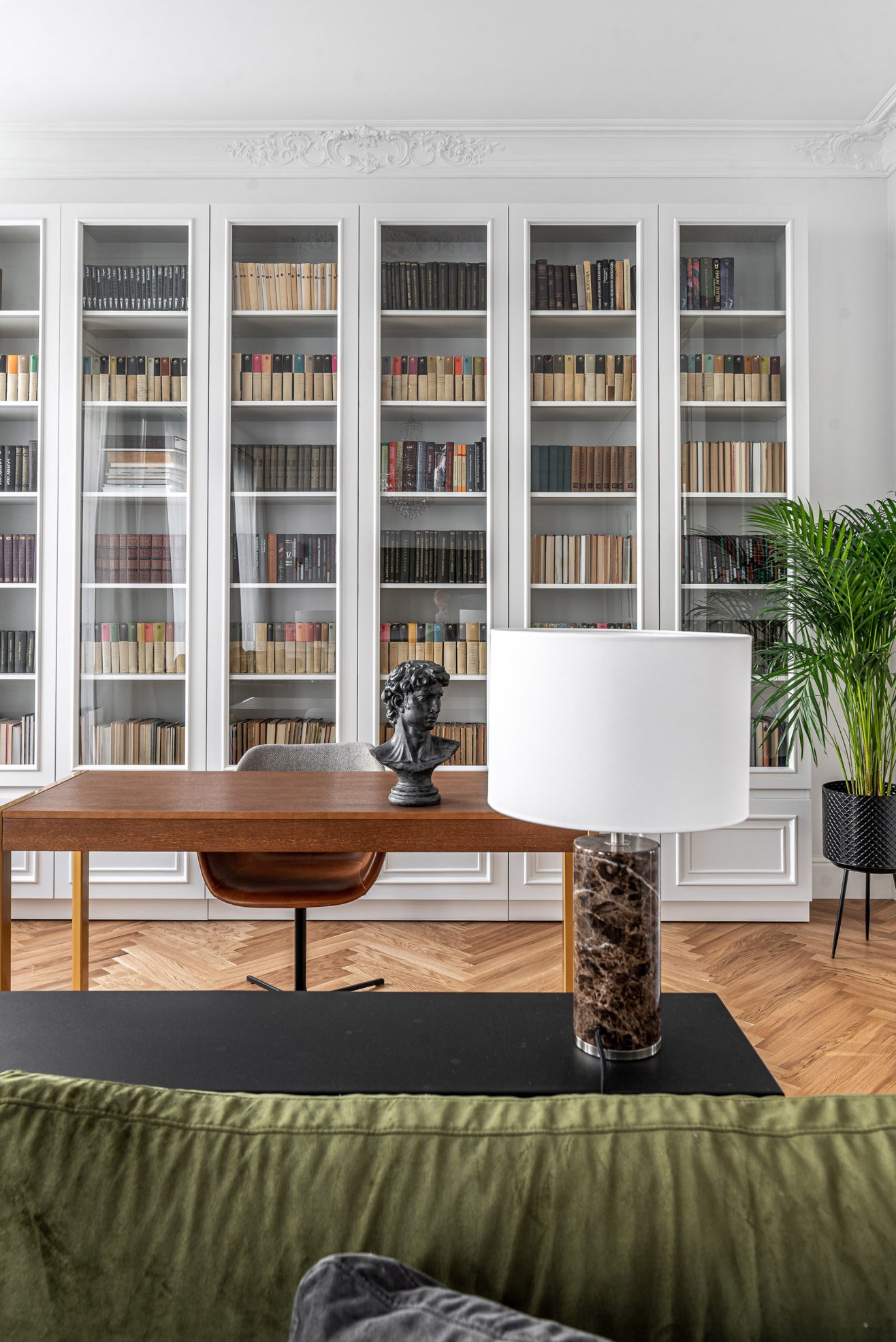 Кресло Zuiver консоль Iddo лампа Aromas del Campo диван Vanessa стол и библиотека сделаны по эскизам дизайнера в...