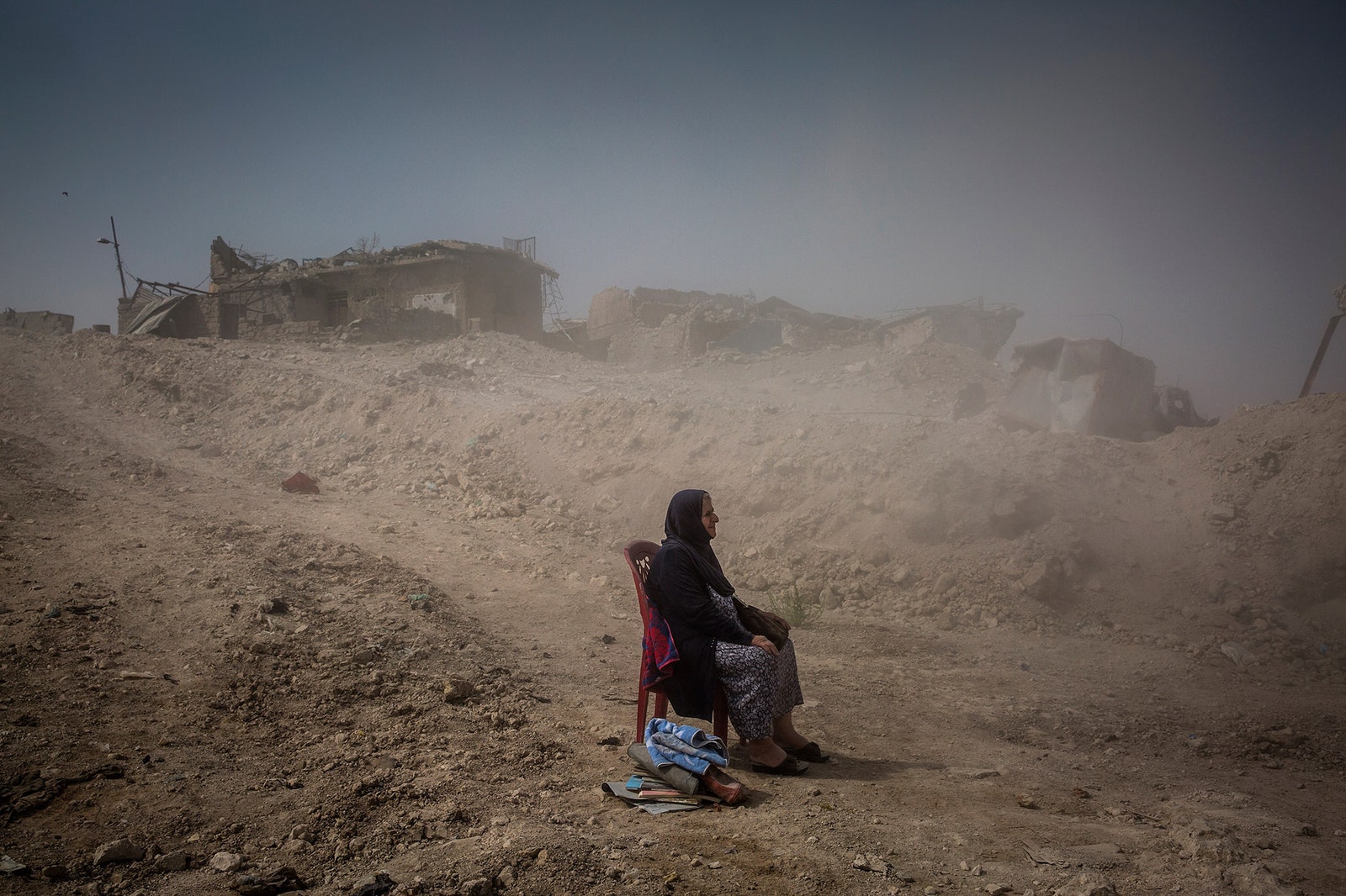 Айвор Прикетт. Надира Расул наблюдает как работники гражданской обороны Ирака извлекают изпод руин ее дома в Старом...
