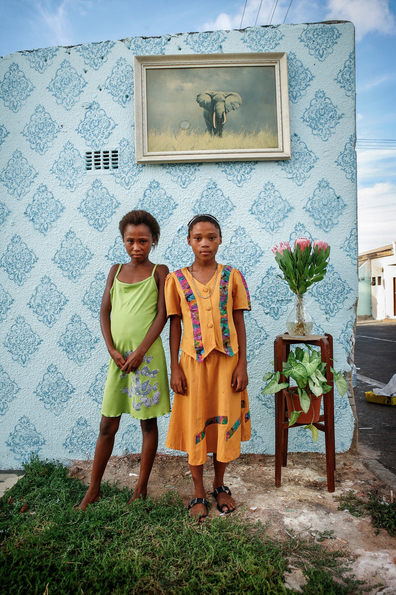 Алексия Вебстер. Двое друзей позируют для своего портрета на углу улиц Корнуэлл и Геркулес в Вудстоке Южная Африка....