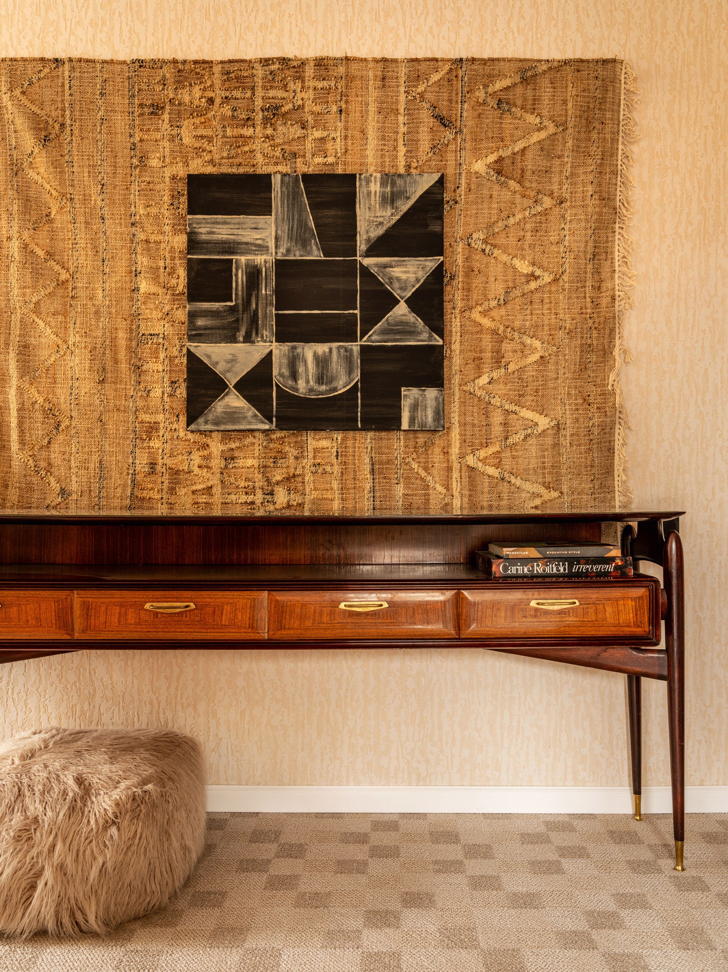Спальня. Итальянская консоль 1950‑х годов по дизайну Витторио Дасси из галереи Correct Form на стене коврик Zara Home...