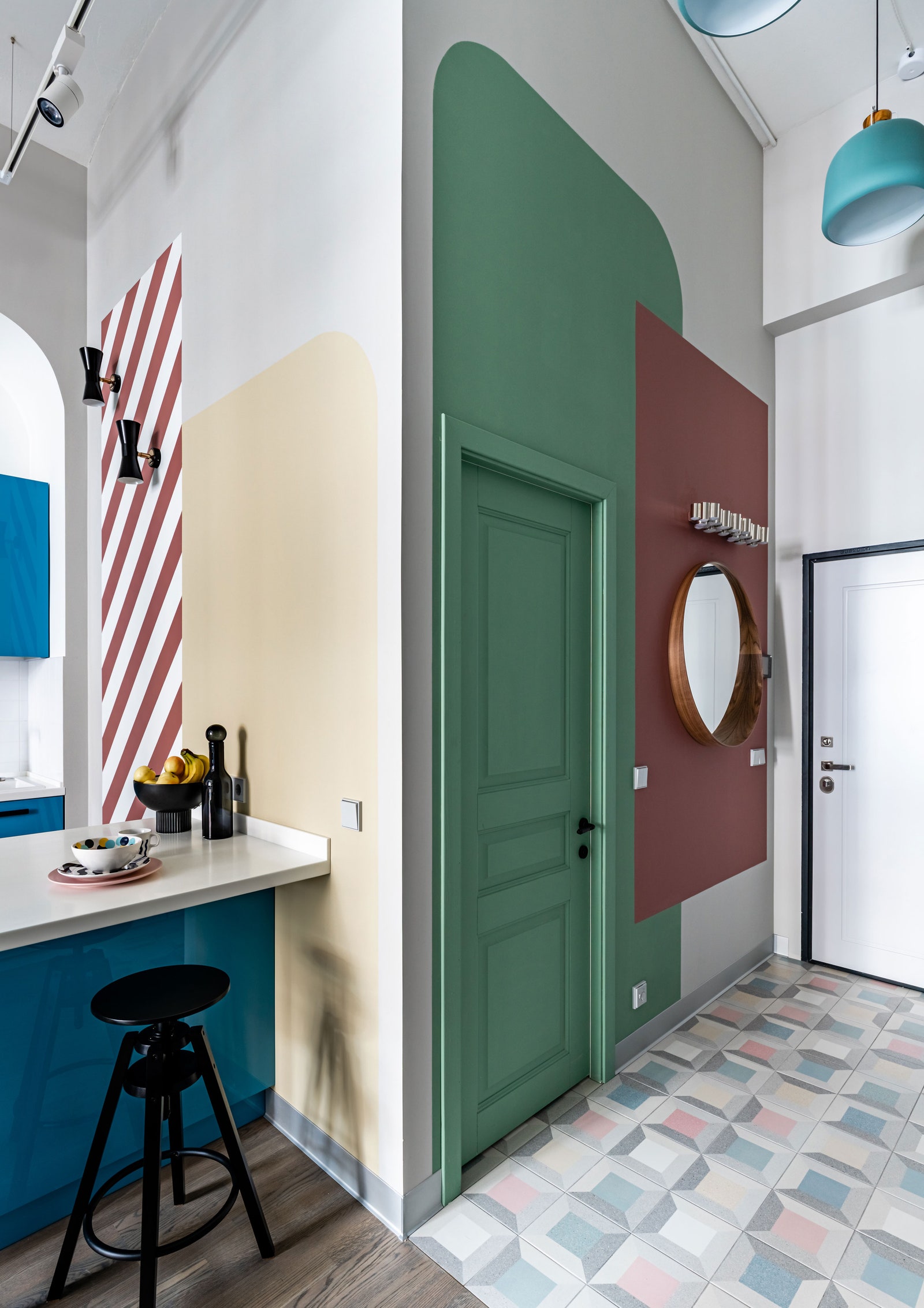 На полу в прихожей разноцветная плитка Vives Ceramica. В зоне спальни и кухни — паркетная доска. Краска Little Greene.