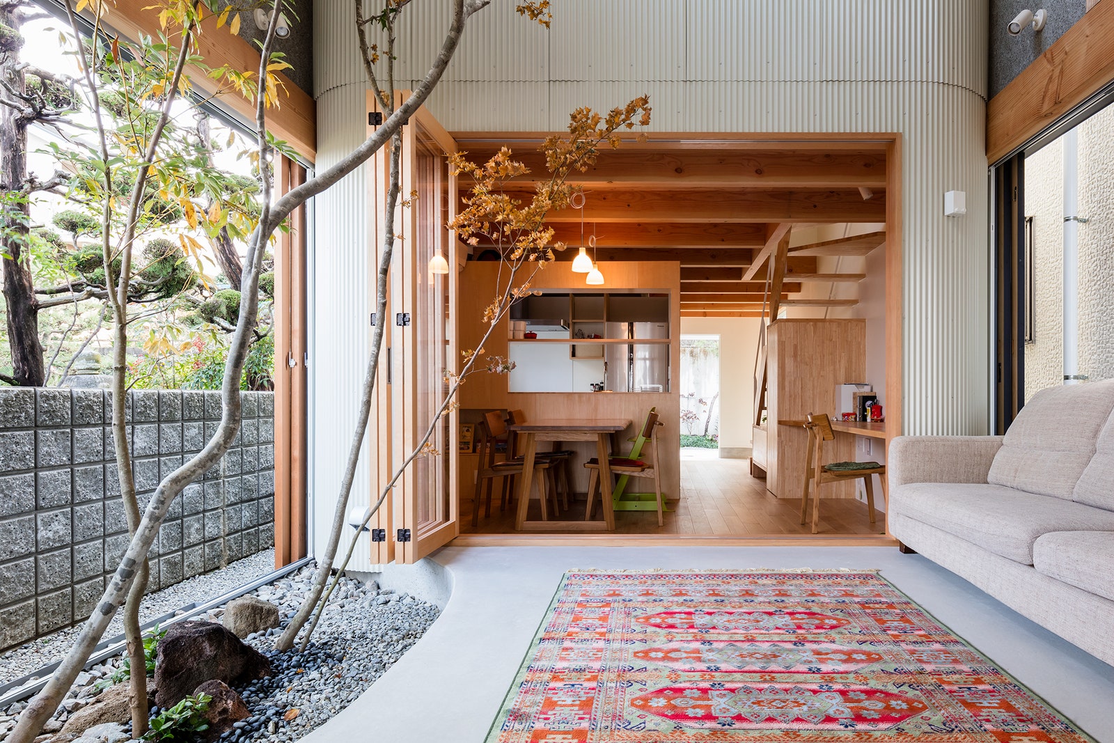 Узкий дом с внутренним садом в Японии
