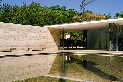 Людвиг Мис ван дер Роэ и Лилли Райх проектируют павильон Германии на Всемирной выставке в Барселоне.