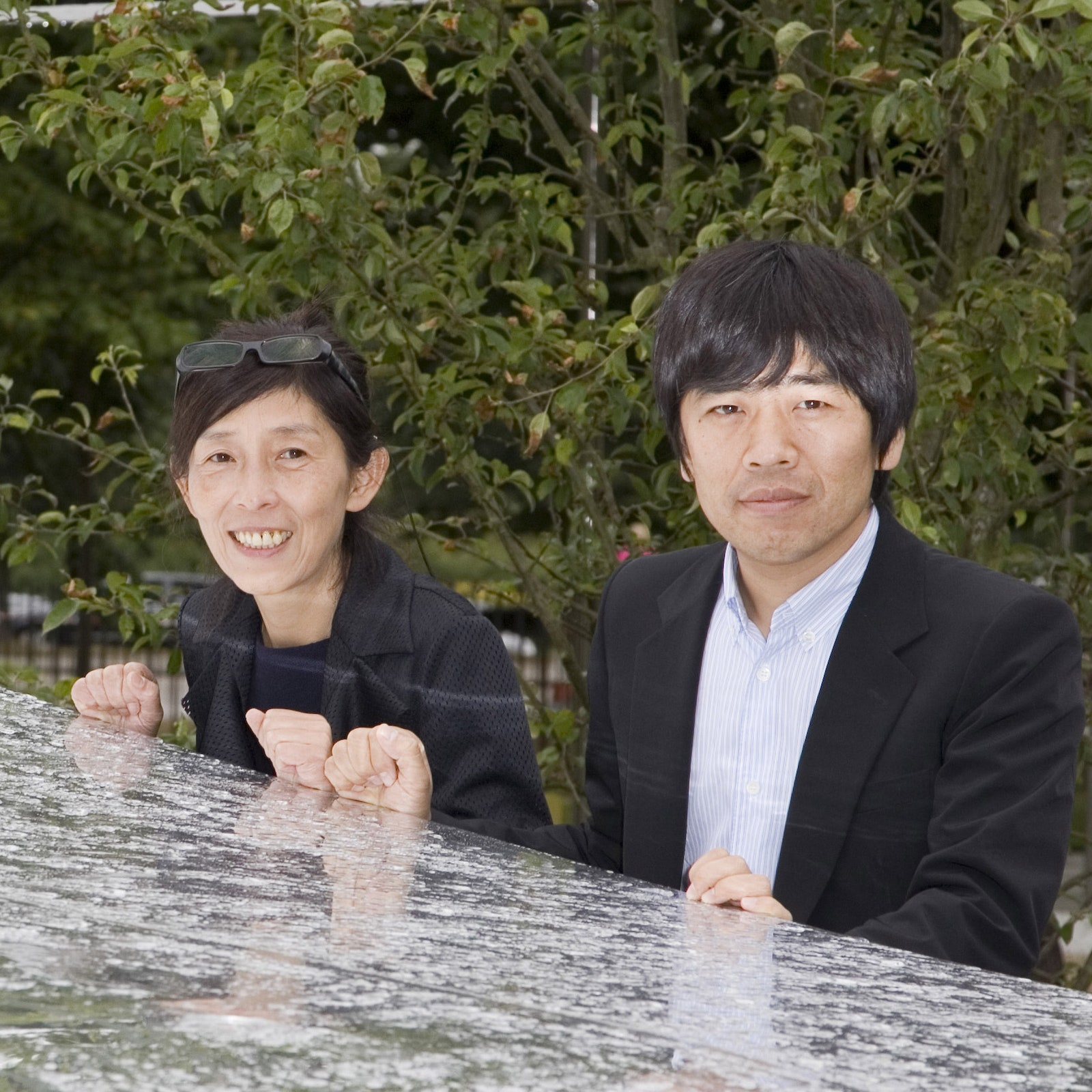 Архитекторы Кадзуё Сэдзима и Рюэ Нисидзава из бюро SANAA получают Притц­ке­ровскую пре­мию.