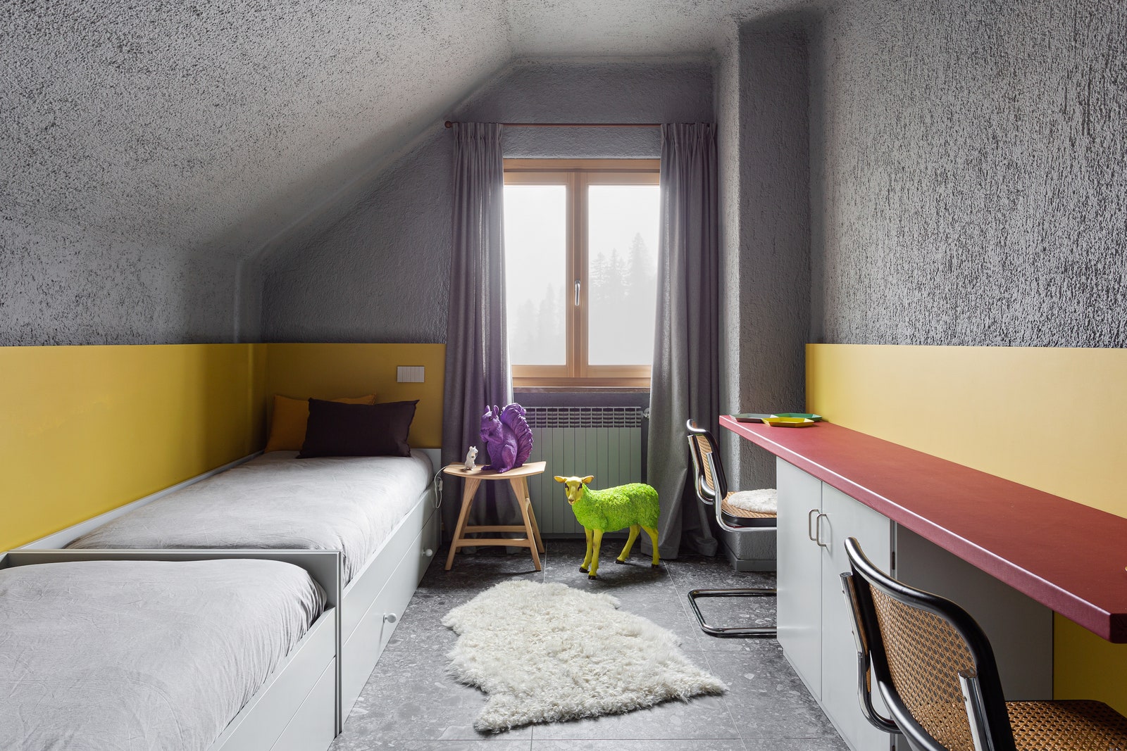 Контрасты желтого и серого в квартире в Итальянских Альпах