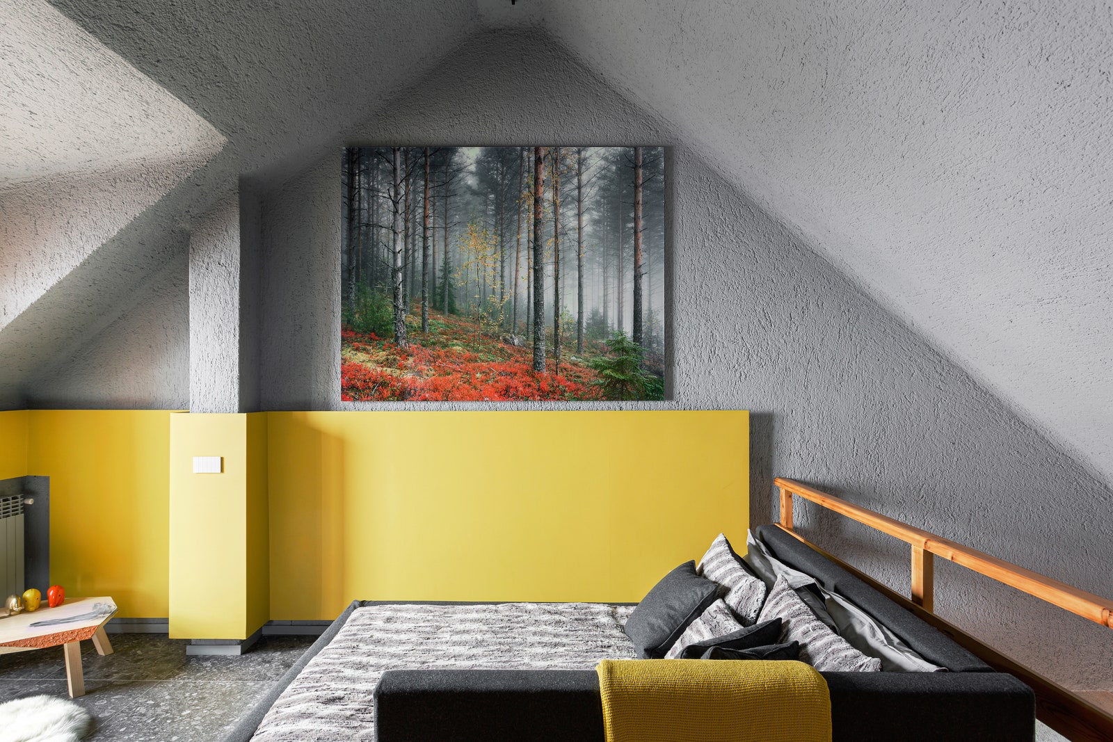 Контрасты желтого и серого в квартире в Итальянских Альпах