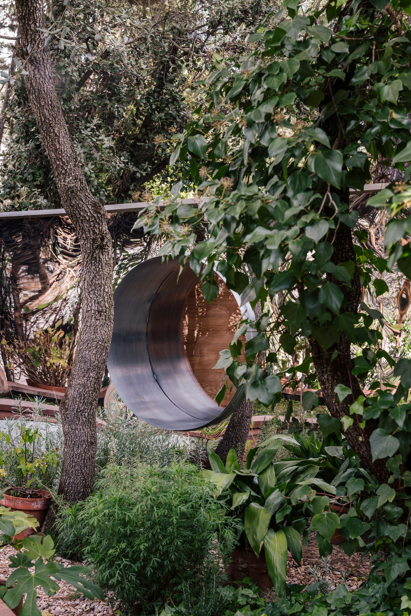 Домневидимка в густом саду по проекту испанских архитекторов