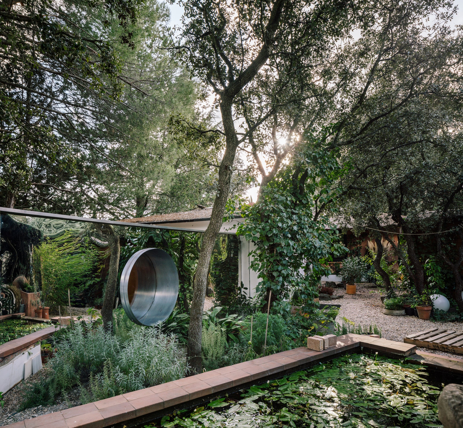 Домневидимка в густом саду по проекту испанских архитекторов