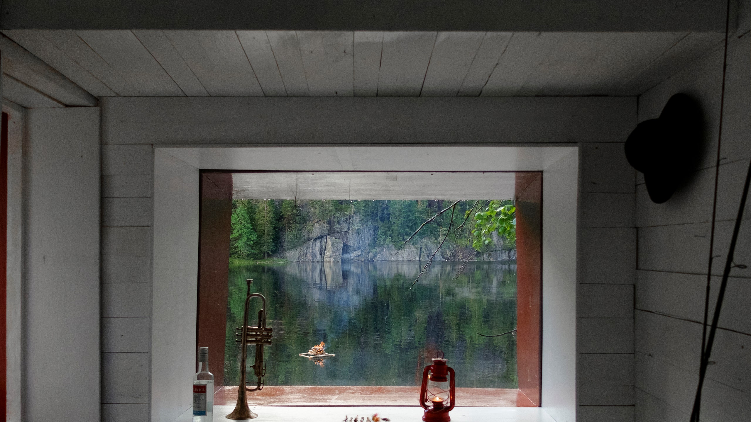 Закамуфлированный домик на берегу озера в Норвегии