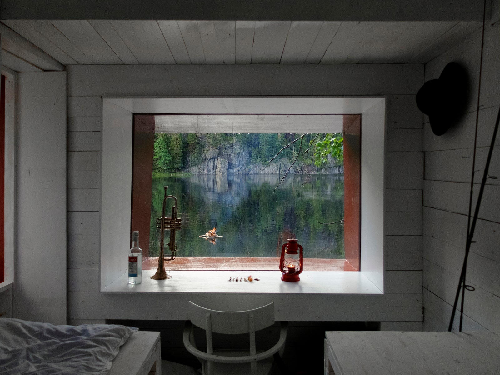 Закамуфлированный домик на берегу озера в Норвегии