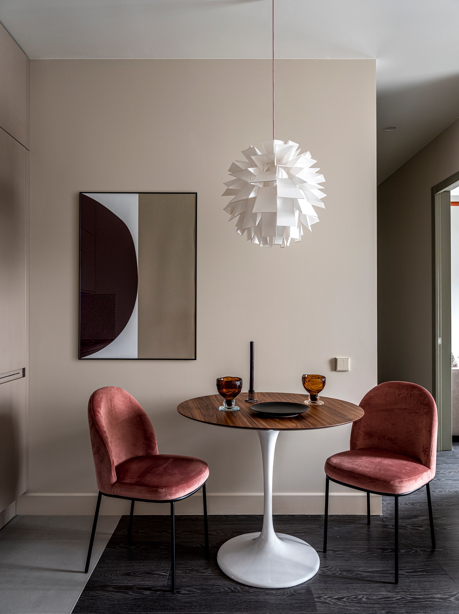 Стол Knoll стулья La Redoute светильник Normann Copenhagen бокалы винтажные тарелка HampM Home постер — собственность...