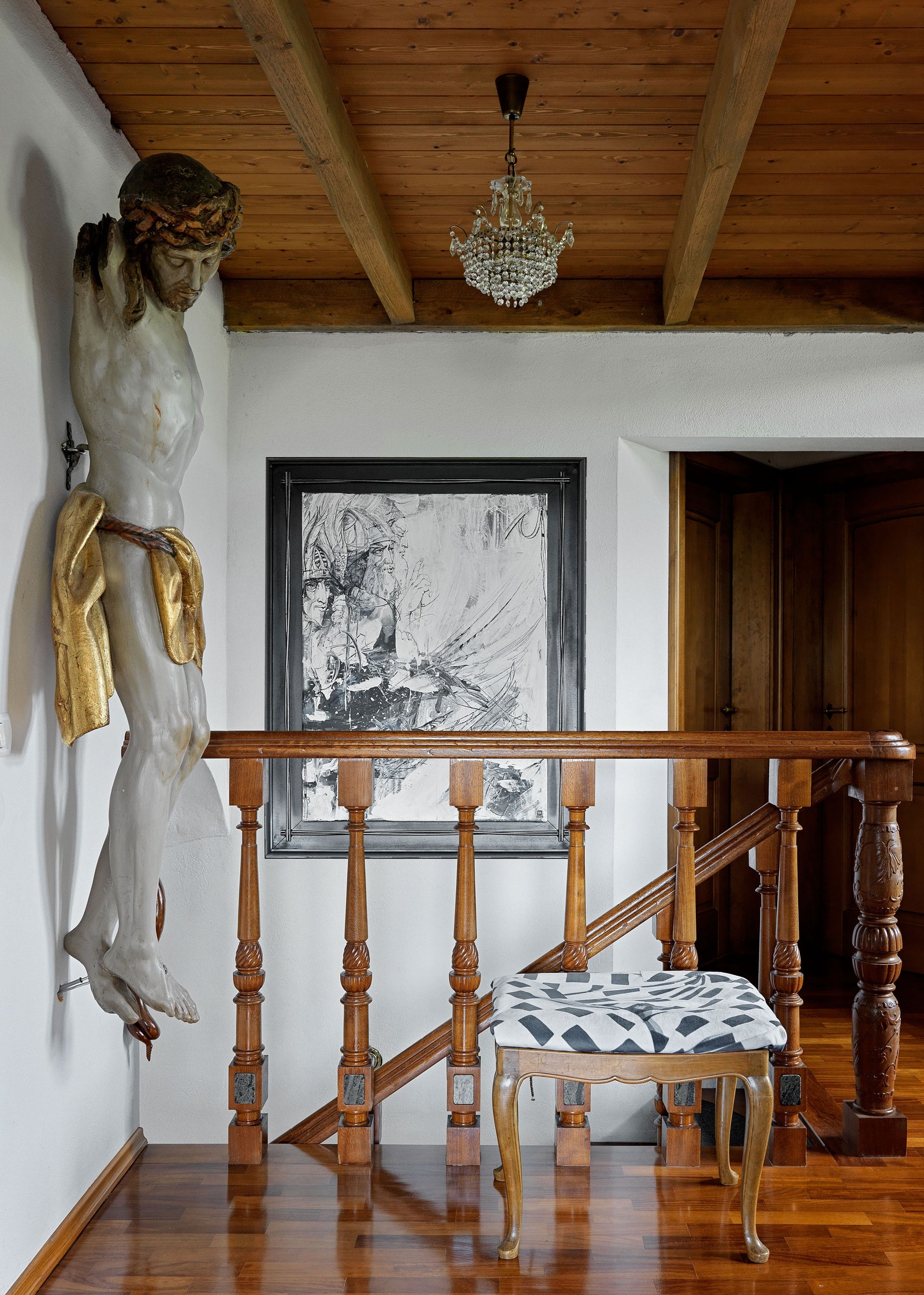 Фрагмент второго этажа. Лестничные балясины выполнены на заказ из дерева ироко мастером Виктором Логвиновым. На стене —...