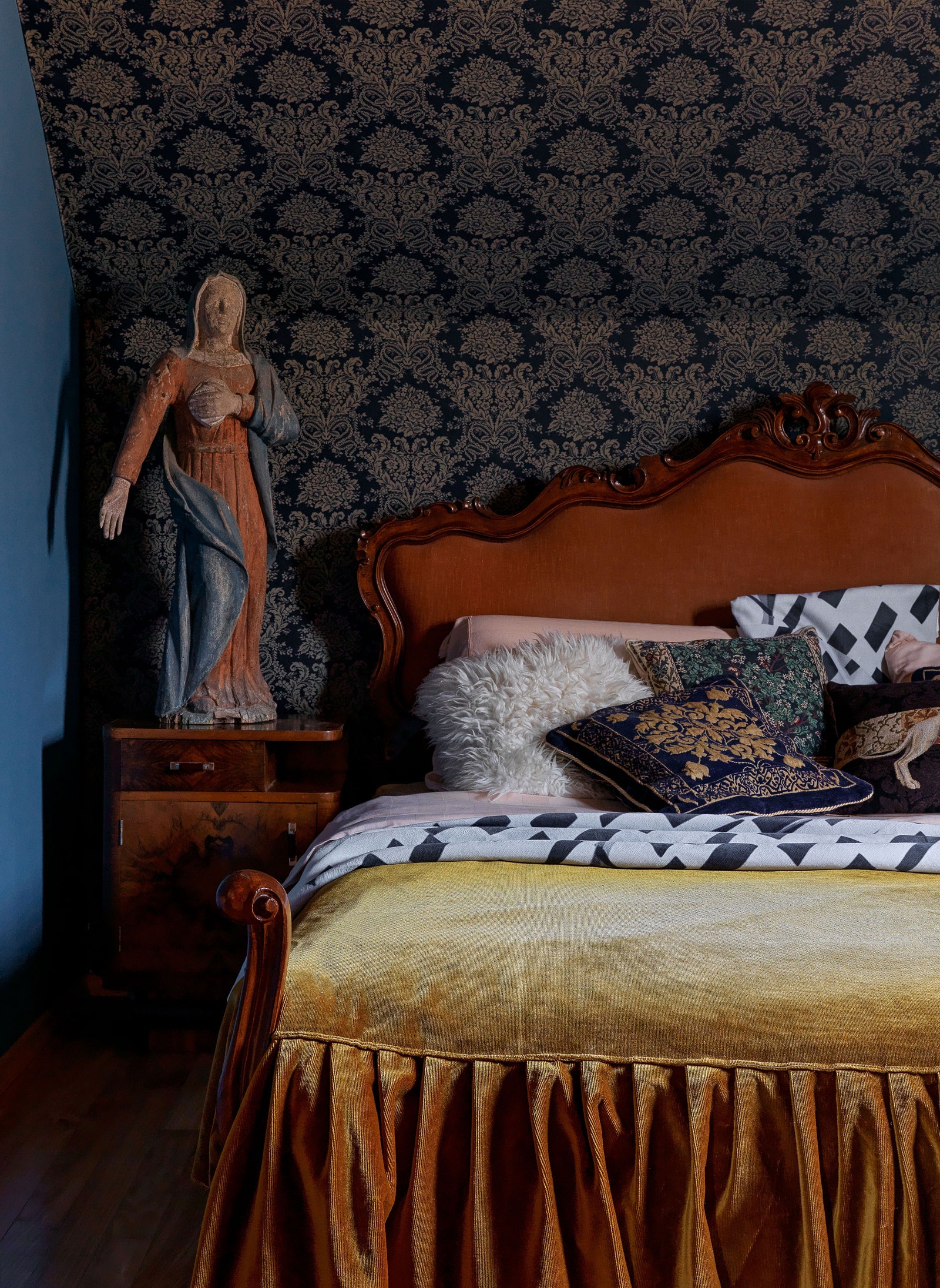 Комплект венской мебели — кровать и тумбочка из вишни — куплен в антикварном ­магазине в Словении. Стена обтя­нута...