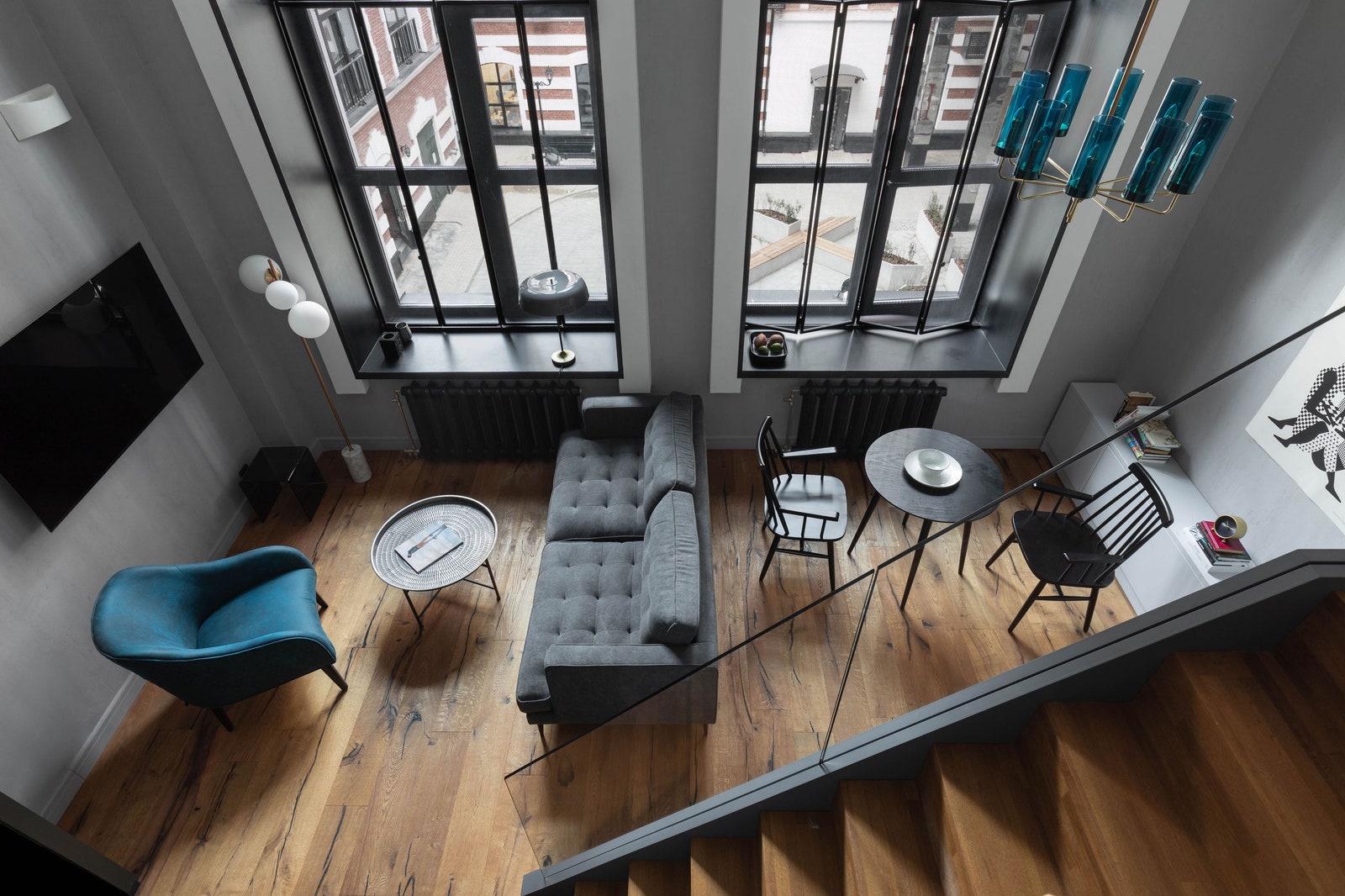 Вид с антресоли. Диван и журнальный столик из металла La Forma торшер Gramercy Home кресло SK Design. Тумба вдоль...