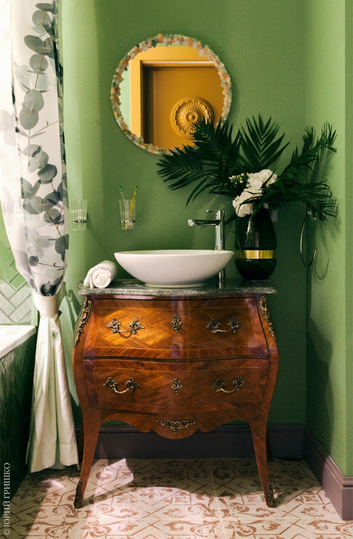 Ванная комната. Подстолье раковины сделано из антикварного комода. Зеркало куплено в IKEA и украшено самоцветами. Фото...