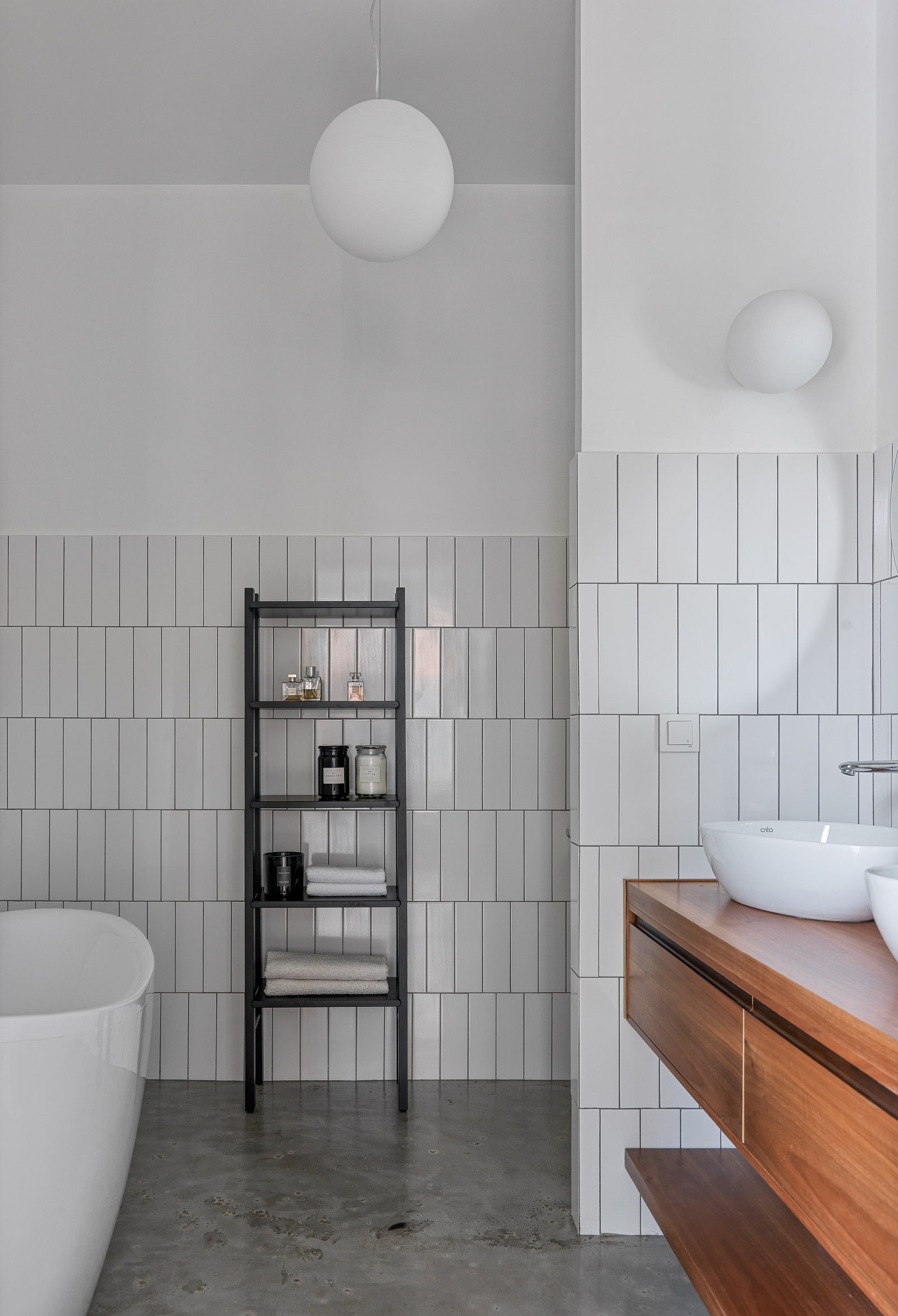 Ванная комната. Плитка Kerama Marazzi санфаянс Cro Ceramique смесители Lemark стеллаж IKEA.