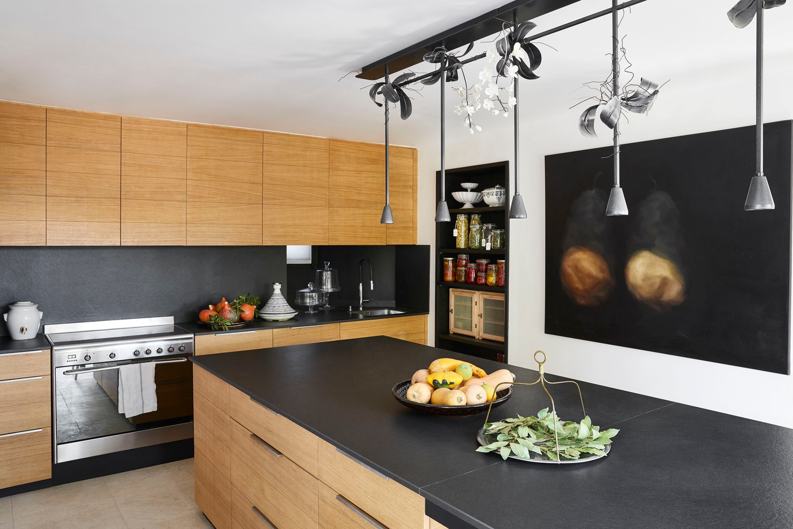 Кухня из натурального дуба с черной керамической столешницей сделана по эскизам Studio MHNA подвесной светильник из...