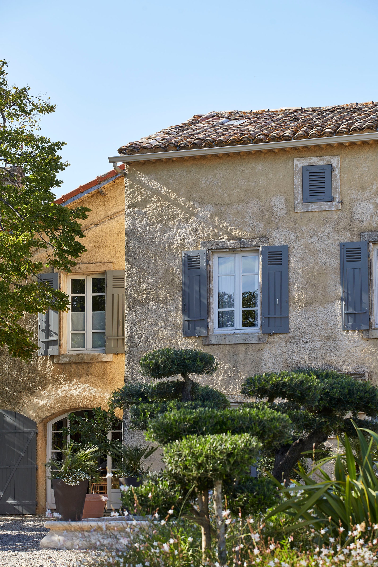 Снаружи здание выглядит как типичный дом на юге Франции.