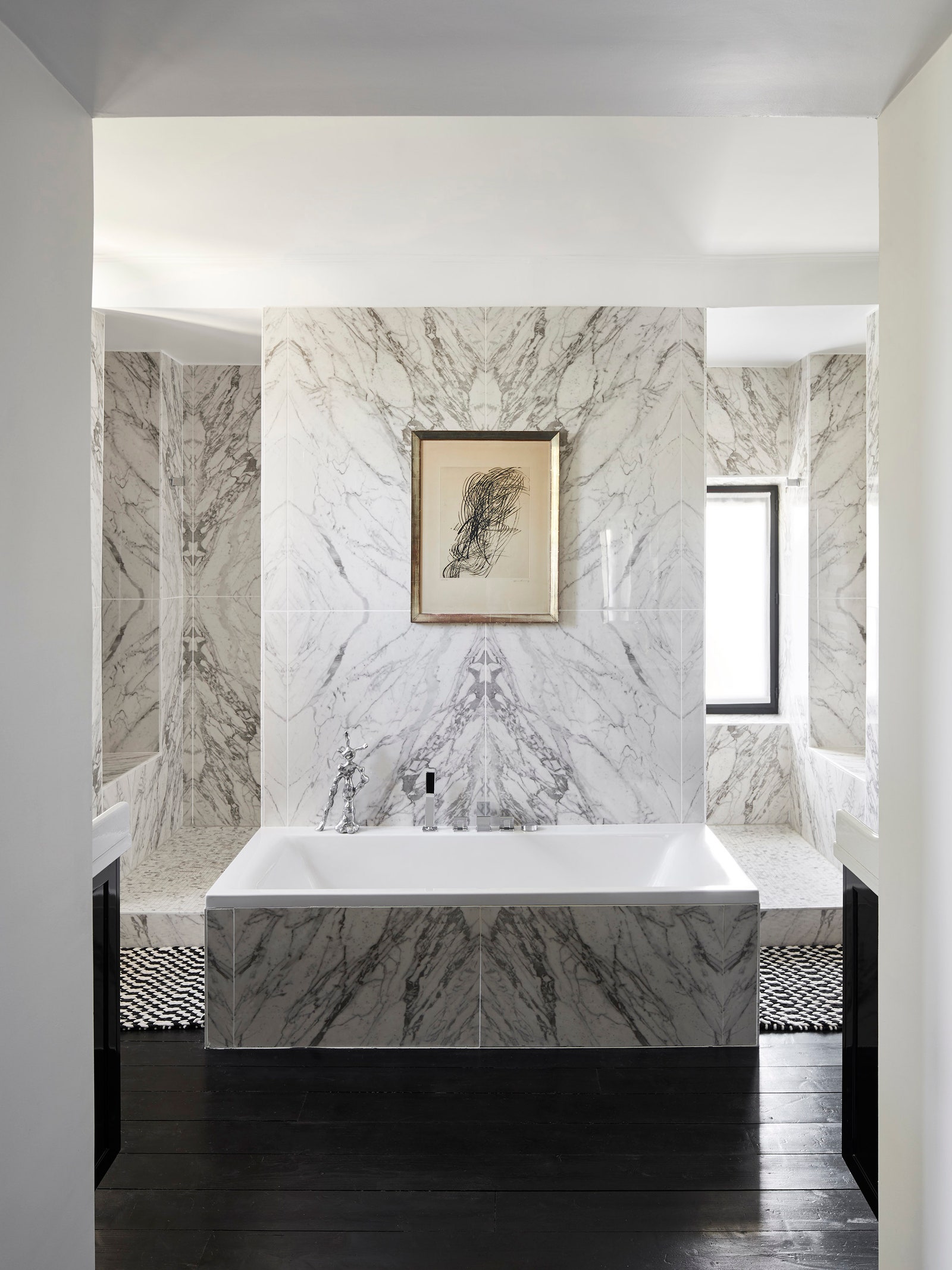 Хозяйская ванная комната. Ванна Duravit. Над ней картина Ханса Хартунга.