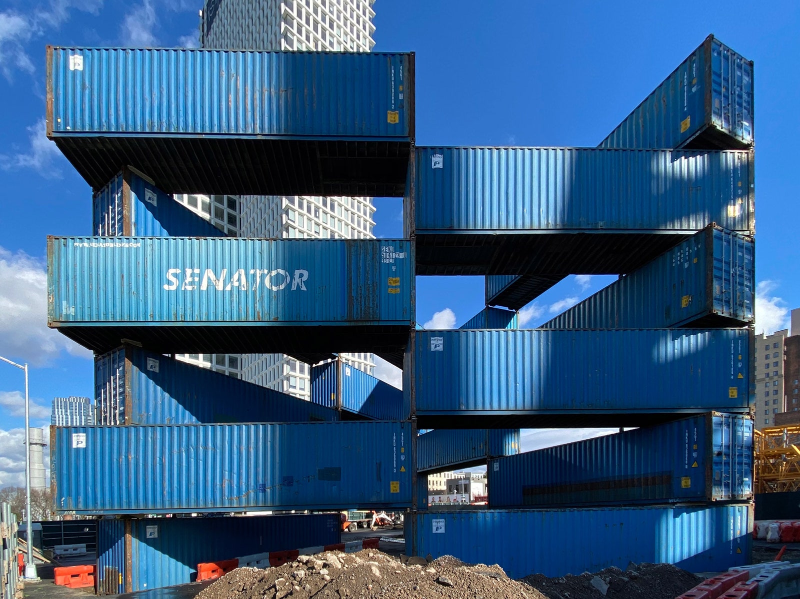 Масштабная конструкция из грузовых контейнеров в Бруклине