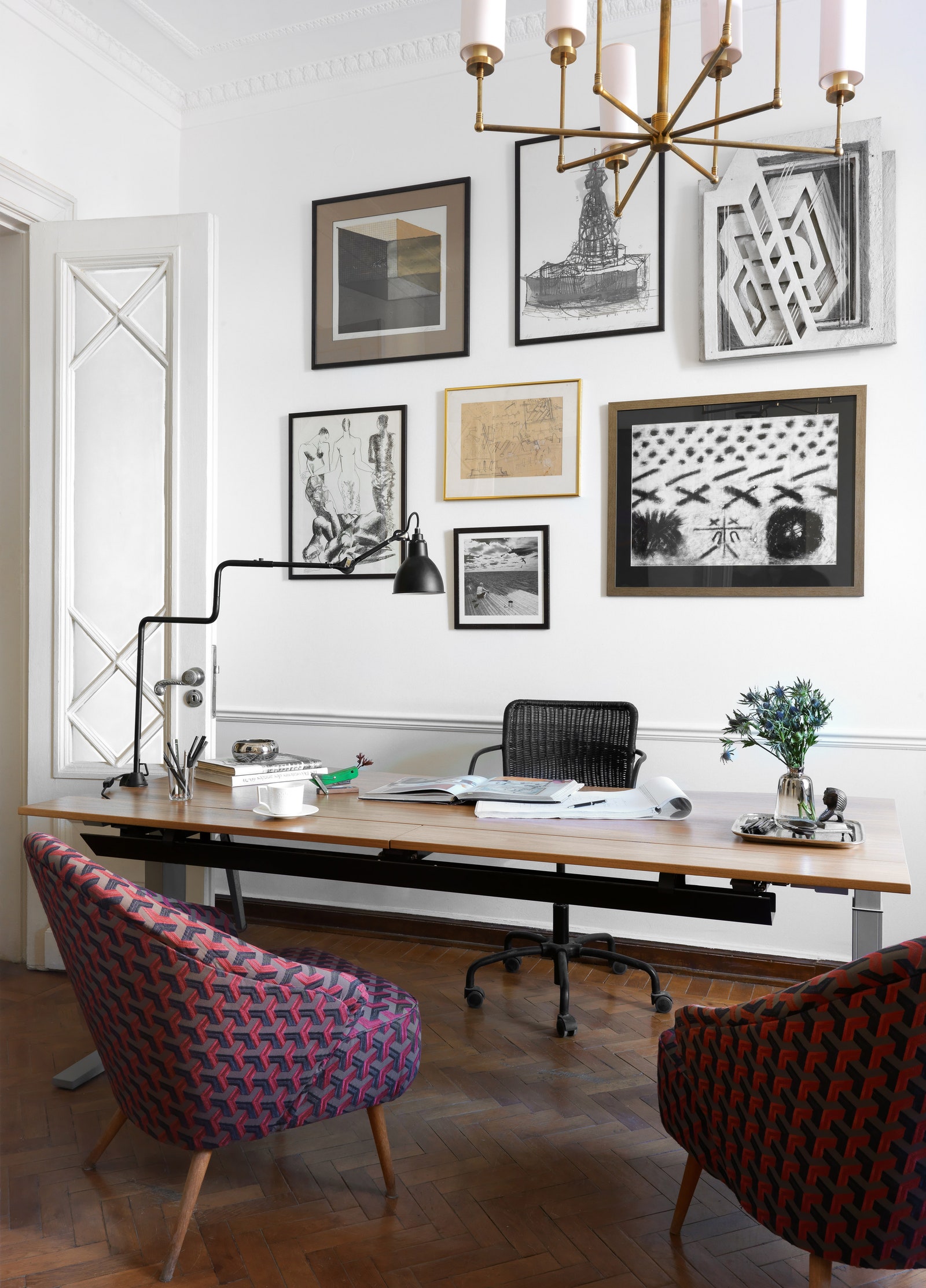 Домашний офис интерьерные дизайнеры показывают свои рабочие места.