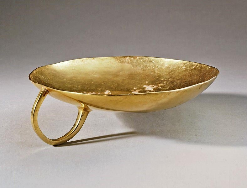 Золотая чаша 4 х 13 см 1816 г. Галерея Antiquariu. Цена € 350 000.