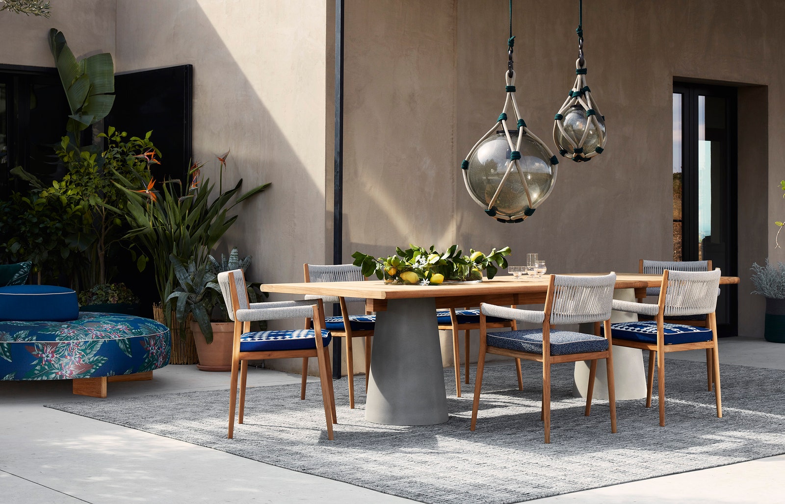 Cassina выпустила первую коллекцию мебели для уличных пространств