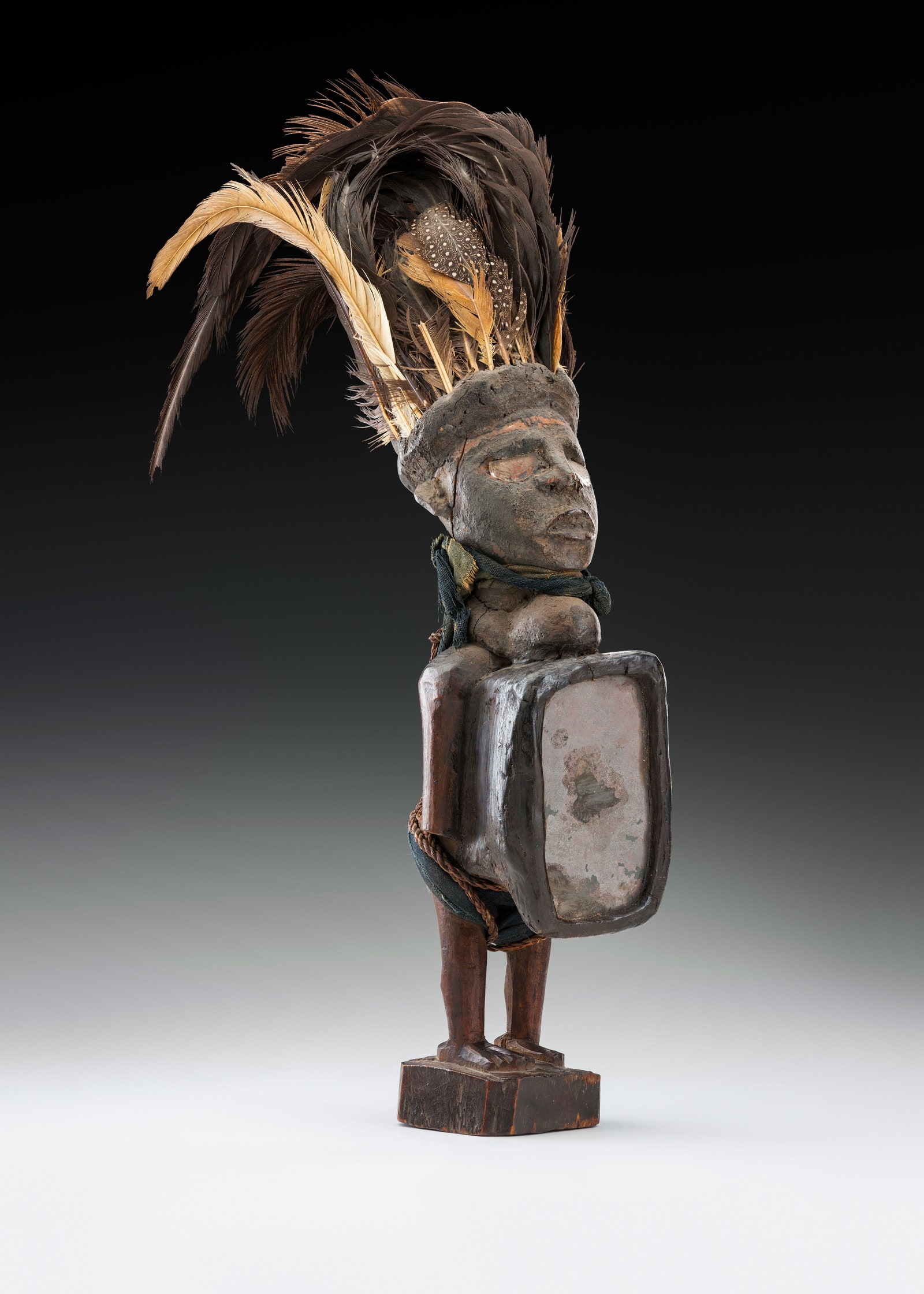 Ритуальная скульптура из Конго этническая группа конговили. Конец XIX — начало XX века. Дерево перья ткань. Высота — 37...