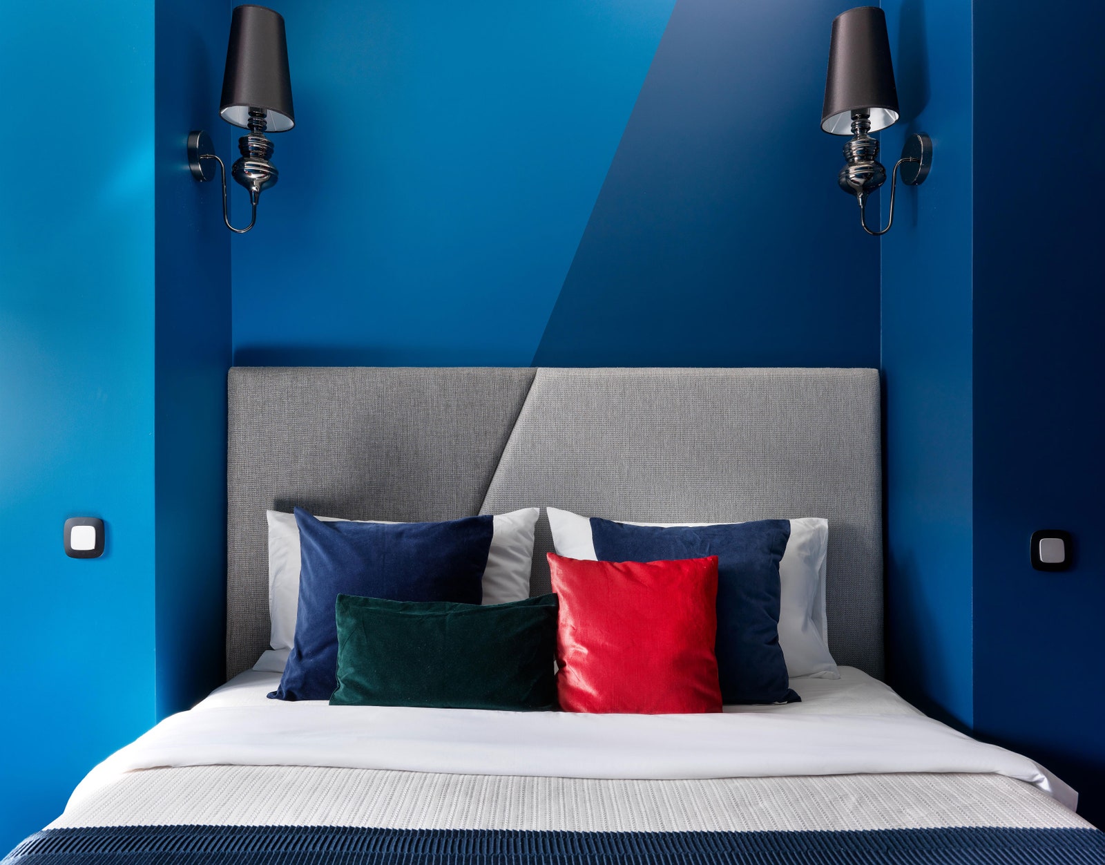 Фрагмент спальни. ­Кровать изготовлена на заказ в мастерской “Забота о ме­бели” бра Metalarte текстиль Zara Home.