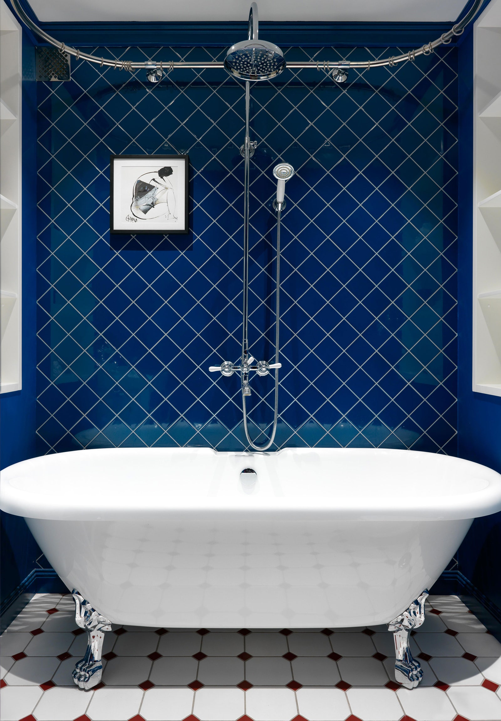Ванная комната. ­Ванна BelBagno плитка Johnson Tiles картина “Ню” художницы Мартин Шаперон галерея Carr dartistes.