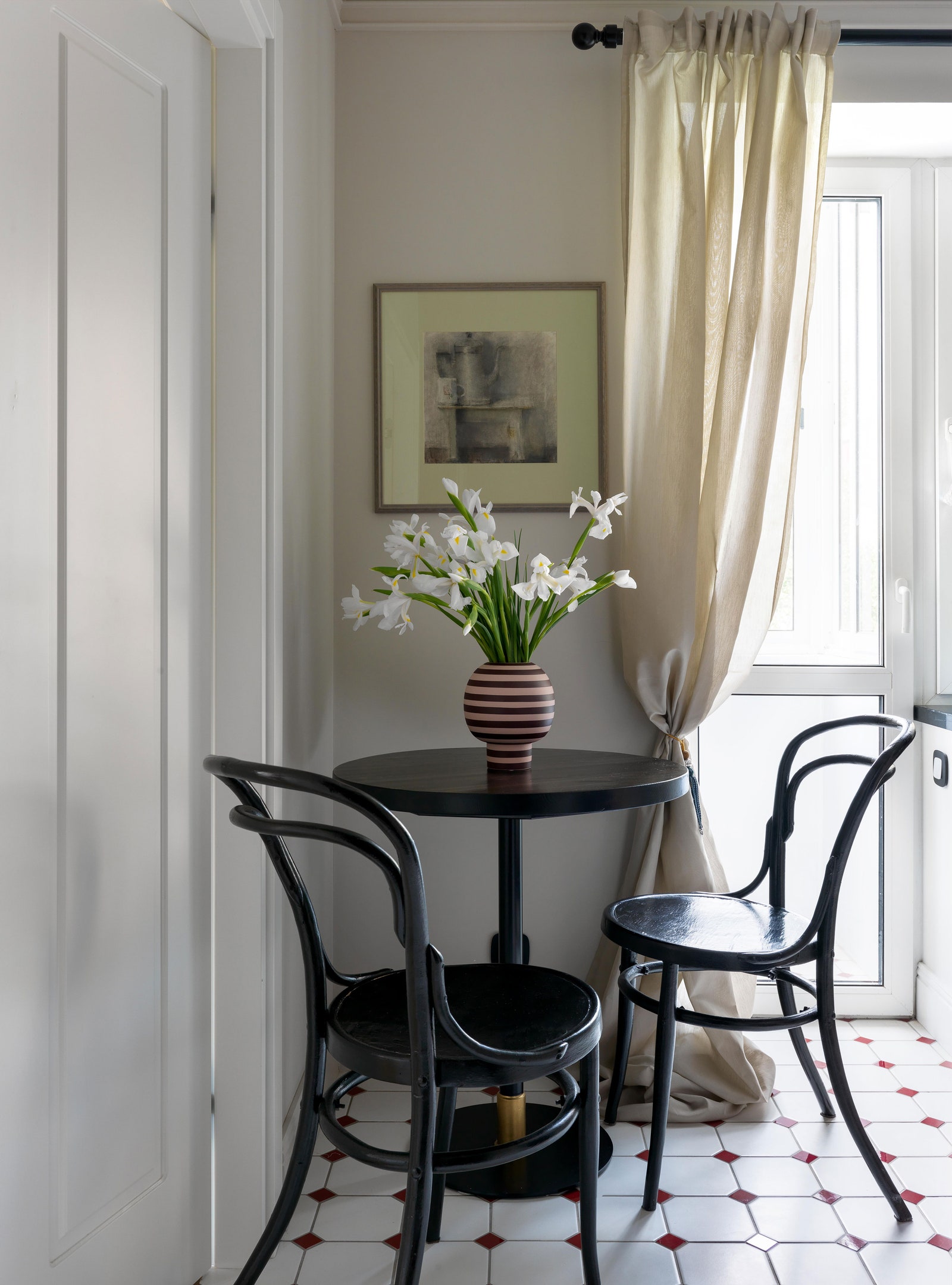 Фрагмент кухни. Стол изготовлен на заказ по ­эскизу дизайнеров винтажные стулья модель № 14 Thonet ваза AYTM на стене...