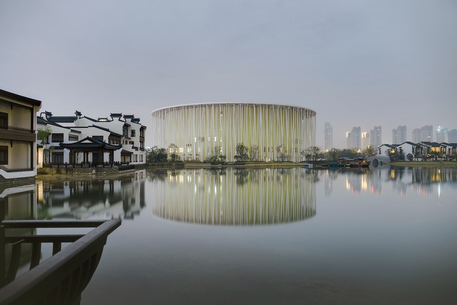 Бамбуковый лес театр с необычным фасадом в Китае