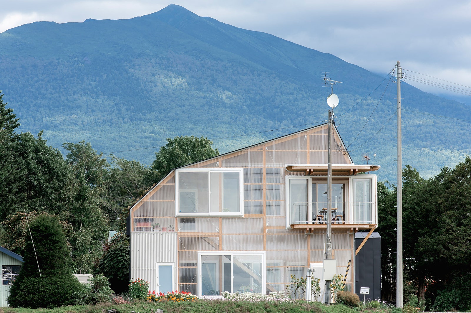 Дом с асимметричной крышей на острове Хоккайдо