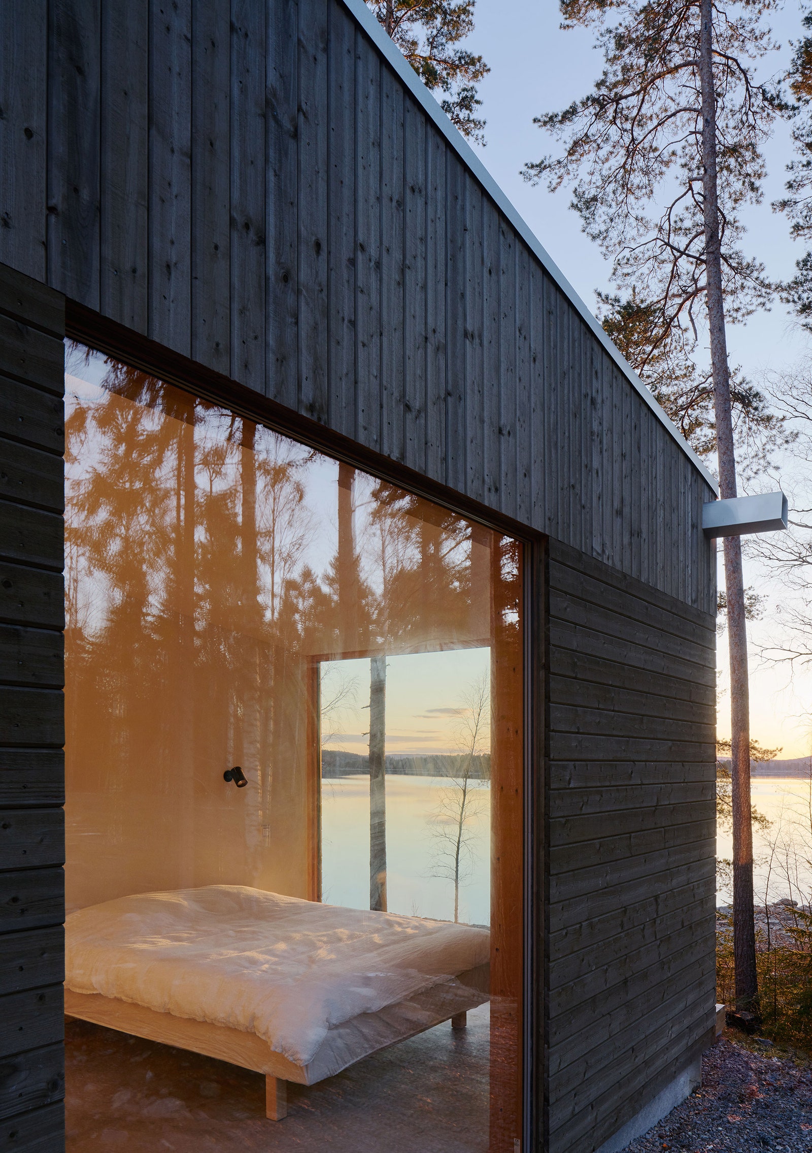 Дом у озера в Швеции