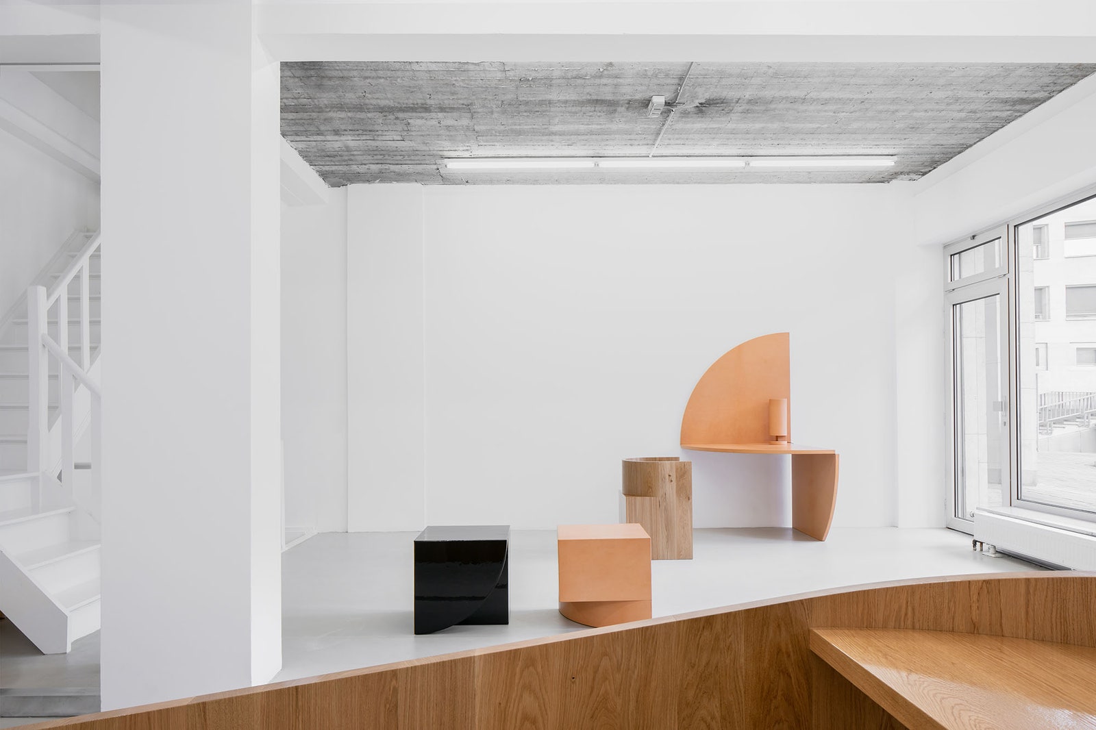 Геометричная мебель из дерева и кожи в галерее Maniera