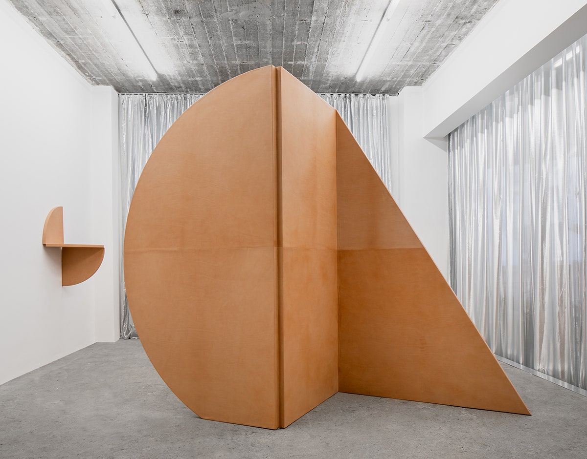 Геометричная мебель из дерева и кожи в галерее Maniera