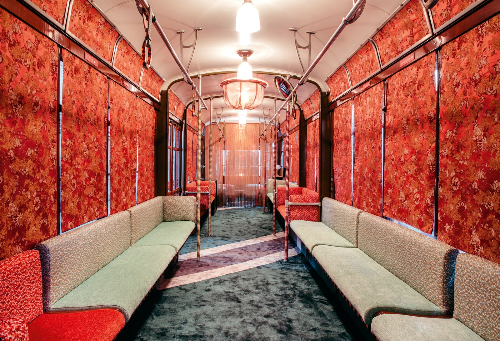 Раритетный трамвай декорированный Челестино для Rubelli на Миланской неделе дизайна 2018.